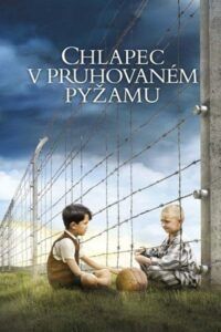 Chlapec v pruhovaném pyžamu